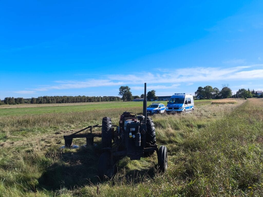 tarla calismasi kazasi 91 yasindaki bir adam bir arizayi gidermek icin traktorunu durdurdu arac hizlandi ve adami ezdi 12943