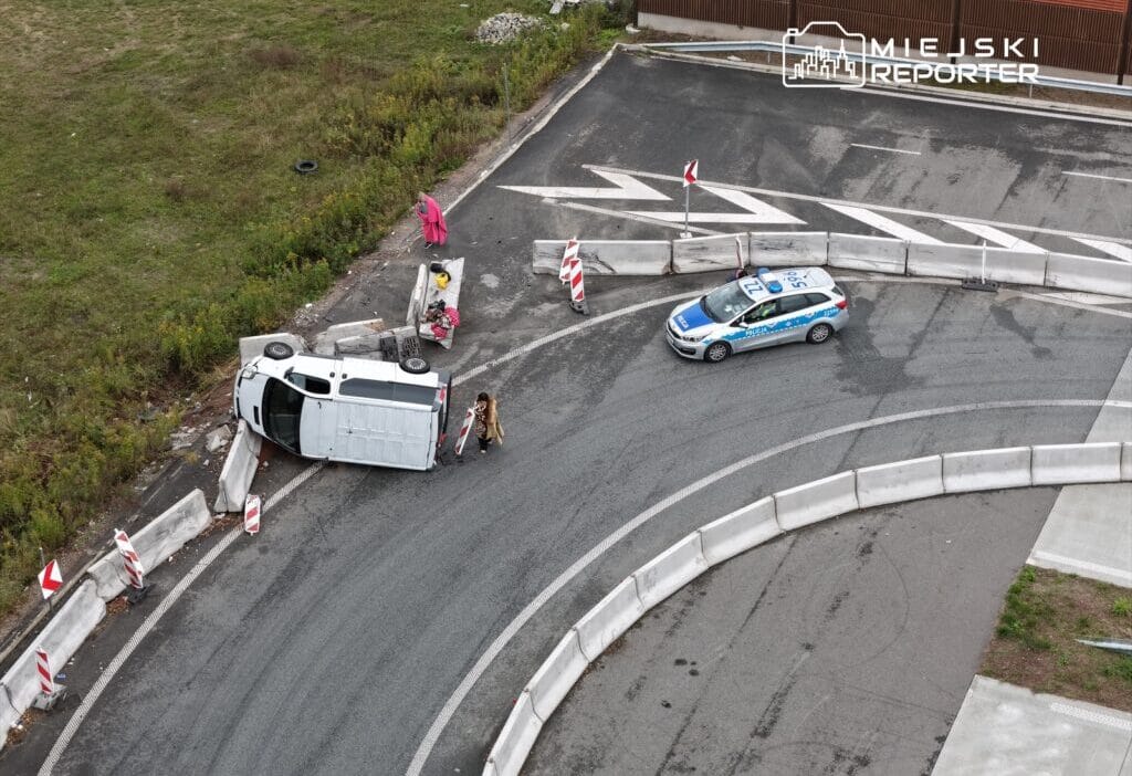 Teslimat kamyoneti s17'de bariyerlere çarptıktan sonra yan yattı. Böyle bir başka olay 1 Teslimat kamyoneti s17 de bariyerlere carptiktan sonra yan yatti boyle bir baska olay 14120