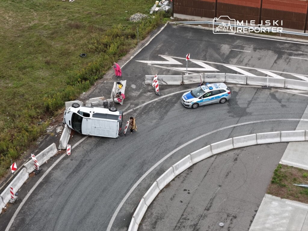 teslimat kamyoneti s17 de bariyerlere carptiktan sonra yan yatti boyle bir baska olay 14120