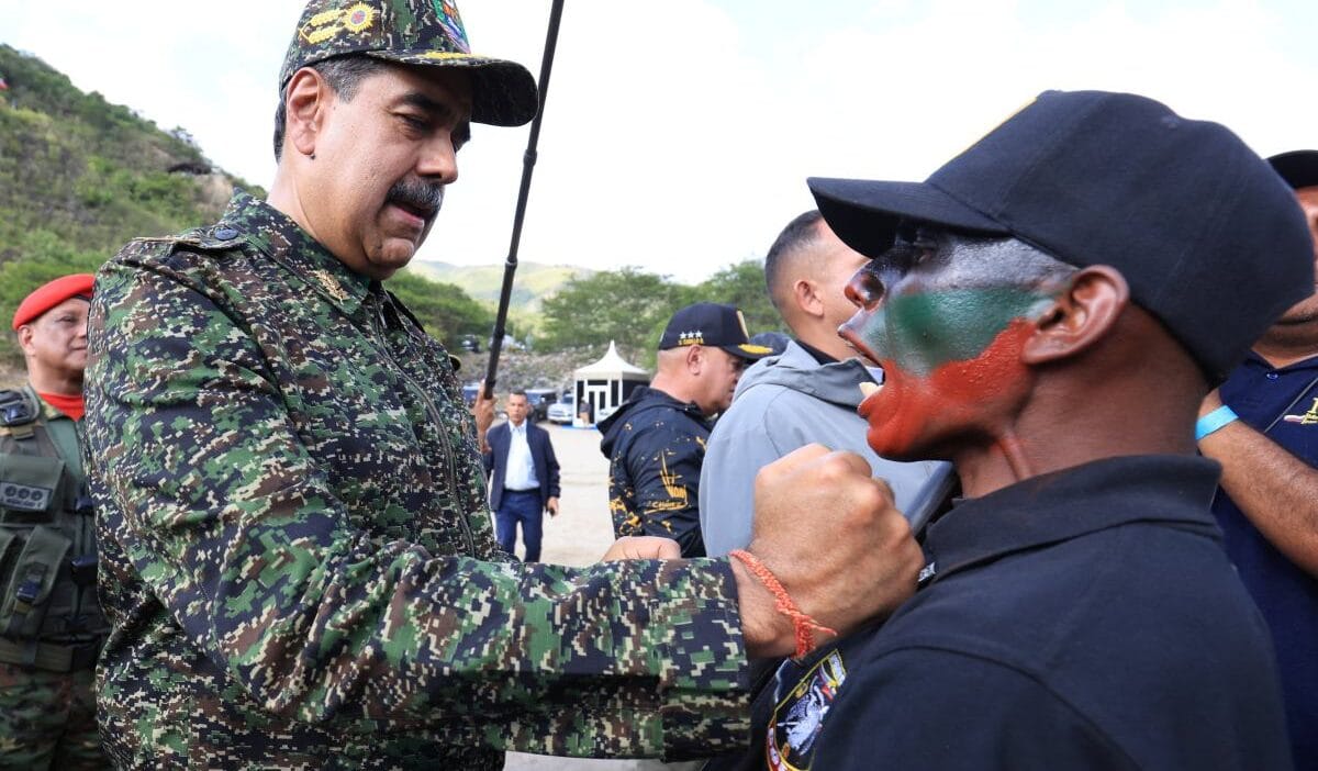 Trump gemileri ve deniz piyadelerini, maduro ise halk milislerini harekete geçiriyor. Resmi olarak her şey uyuşturucuyla ilgili, ama kötü yapışıyor 1 Trump gemileri ve deniz piyadelerini maduro ise halk milislerini harekete geciriyor resmi olarak her sey uyusturucuyla ilgili ama kotu yapisiyor 8462