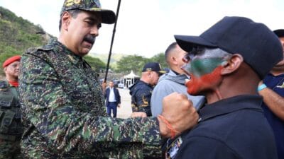 Trump gemileri ve deniz piyadelerini maduro ise halk milislerini harekete geciriyor resmi olarak her sey uyusturucuyla ilgili ama kotu yapisiyor 8462