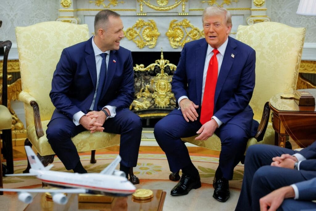 trump nawrocki nin adini bu sekilde telaffuz etti kahkahalar yayildi ama bu bir hata degildi 8882