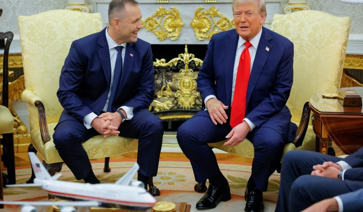 Trump, nawrocki'nin adını bu şekilde telaffuz etti. Kahkahalar yayıldı, ama bu bir hata değildi 1 Trump nawrocki nin adini bu sekilde telaffuz etti kahkahalar yayildi ama bu bir hata degildi 8882