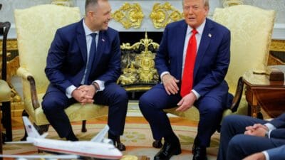 Trump nawrocki nin adini bu sekilde telaffuz etti kahkahalar yayildi ama bu bir hata degildi 8882