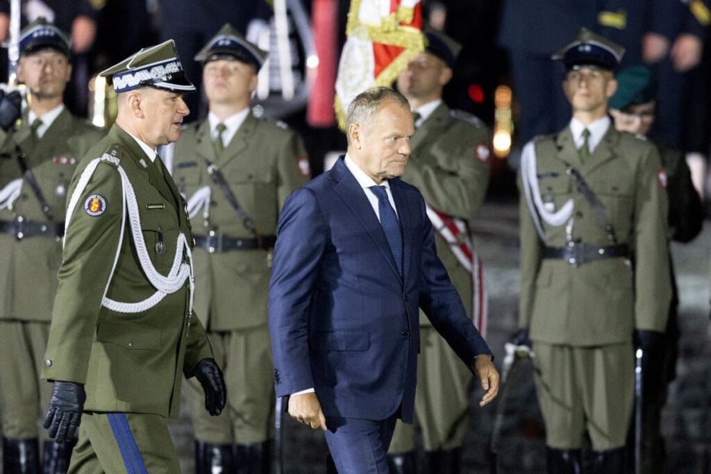 tusk in westerplatte deki konusmasi sirasinda bagirislar ve isliklar hain haydut berlin e 8250