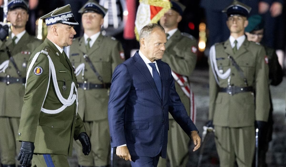 Tusk'ın westerplatte'deki konuşması sırasında bağırışlar ve ıslıklar. "hain! Haydut! Berlin'e! " 1 Tusk in westerplatte deki konusmasi sirasinda bagirislar ve isliklar hain haydut berlin e 8250