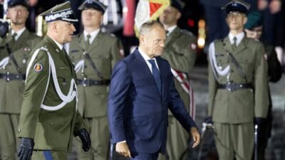 Tusk'ın westerplatte'deki konuşması sırasında bağırışlar ve ıslıklar. "hain! Haydut! Berlin'e! " 2 Tusk in westerplatte deki konusmasi sirasinda bagirislar ve isliklar hain haydut berlin e 8250