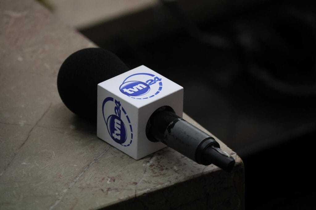 tvn24 te canli yayinda surpriz gazeteci aniden izleyicilere dondu alkis koptu 13141