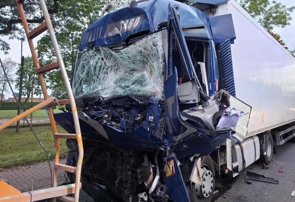 Uc kamyon carpisti suruculerden biri sikismis 11340