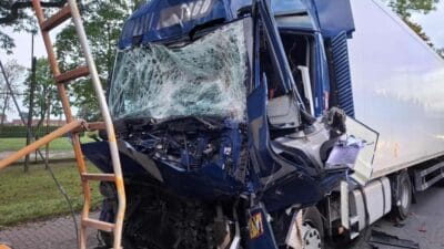 Uc kamyon carpisti suruculerden biri sikismis 11340