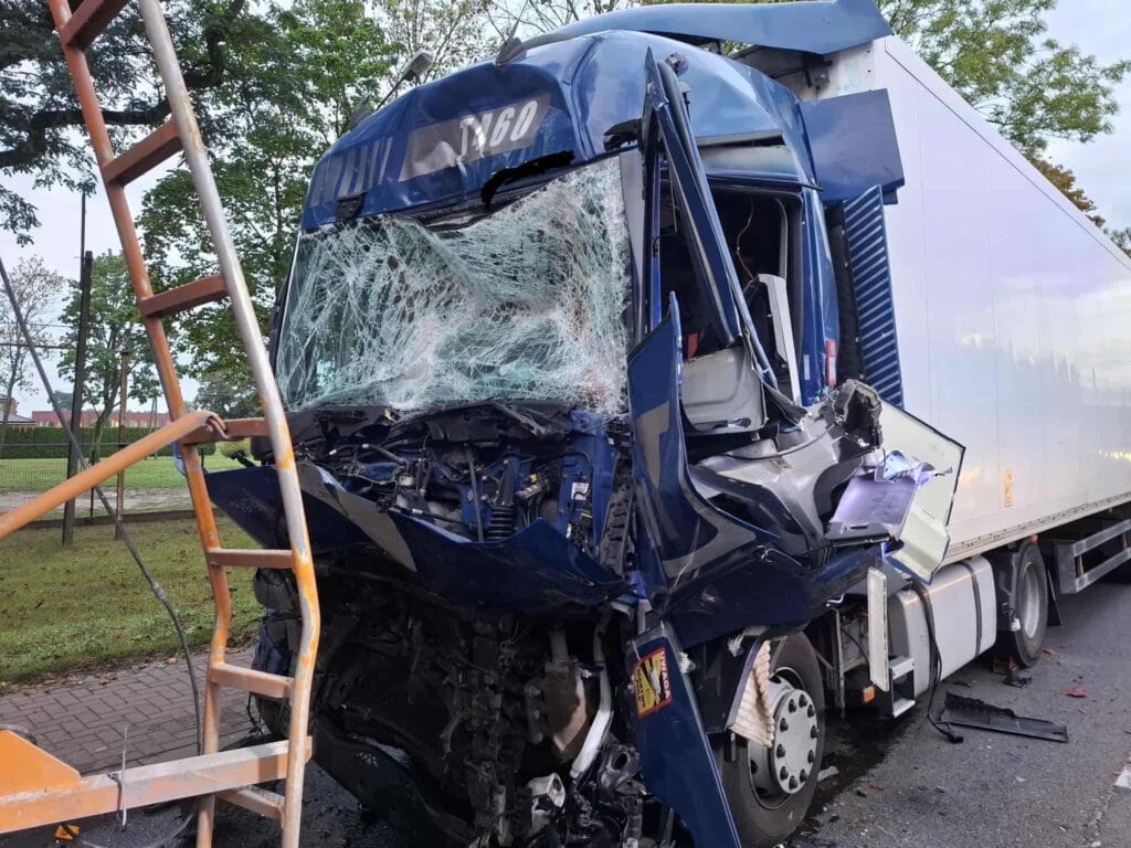 uc kamyon carpisti suruculerden biri sikismis 11340