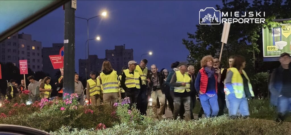 Ursynów sakinlerinin park yerlerinin kaldırılmasına karşı protestoları devam ediyor. Plaskowicka caddesi kapatıldı 1 Ursyn w sakinlerinin park yerlerinin kaldirilmasina karsi protestolari devam ediyor plaskowicka caddesi kapatildi 11838