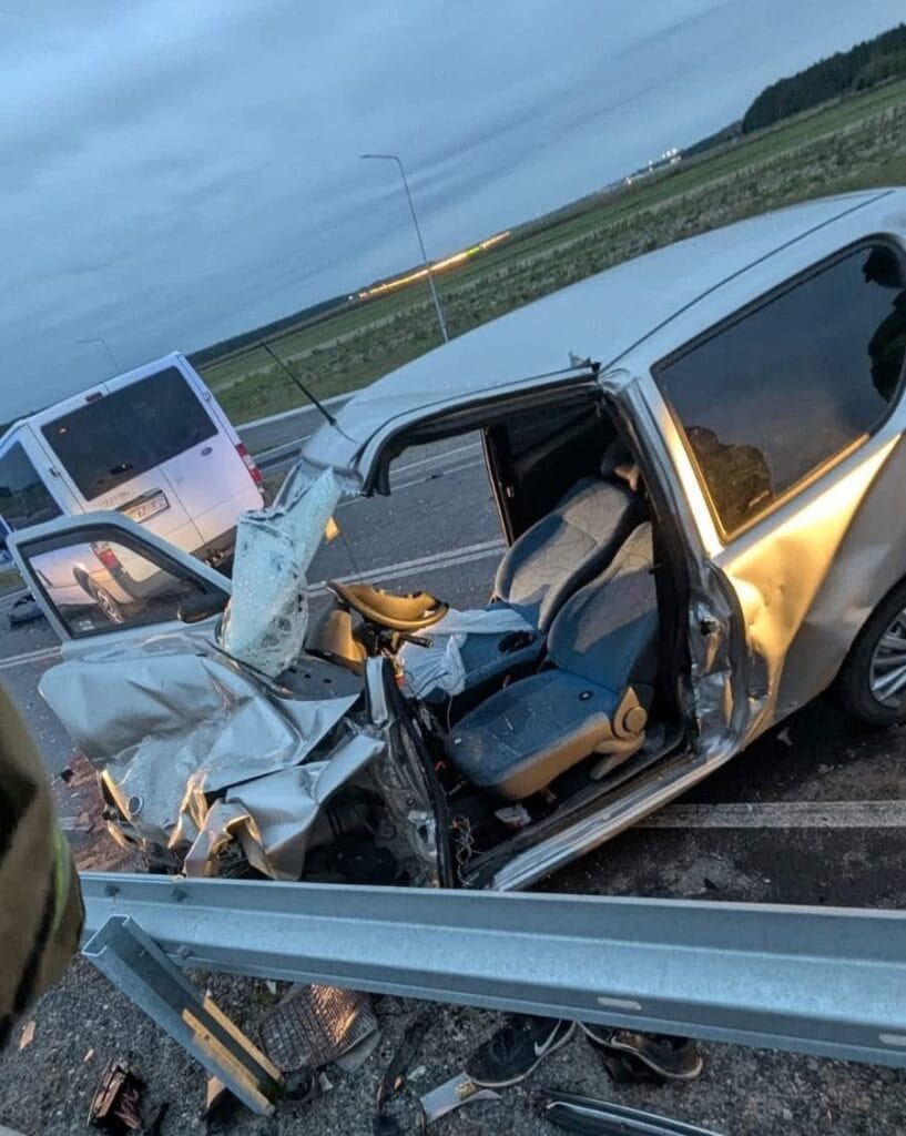 ust gecitte bir seicento ile bir otobus kafa kafaya carpisti surucu sikisip kalmistir lpr helikopteri is basinda 12760