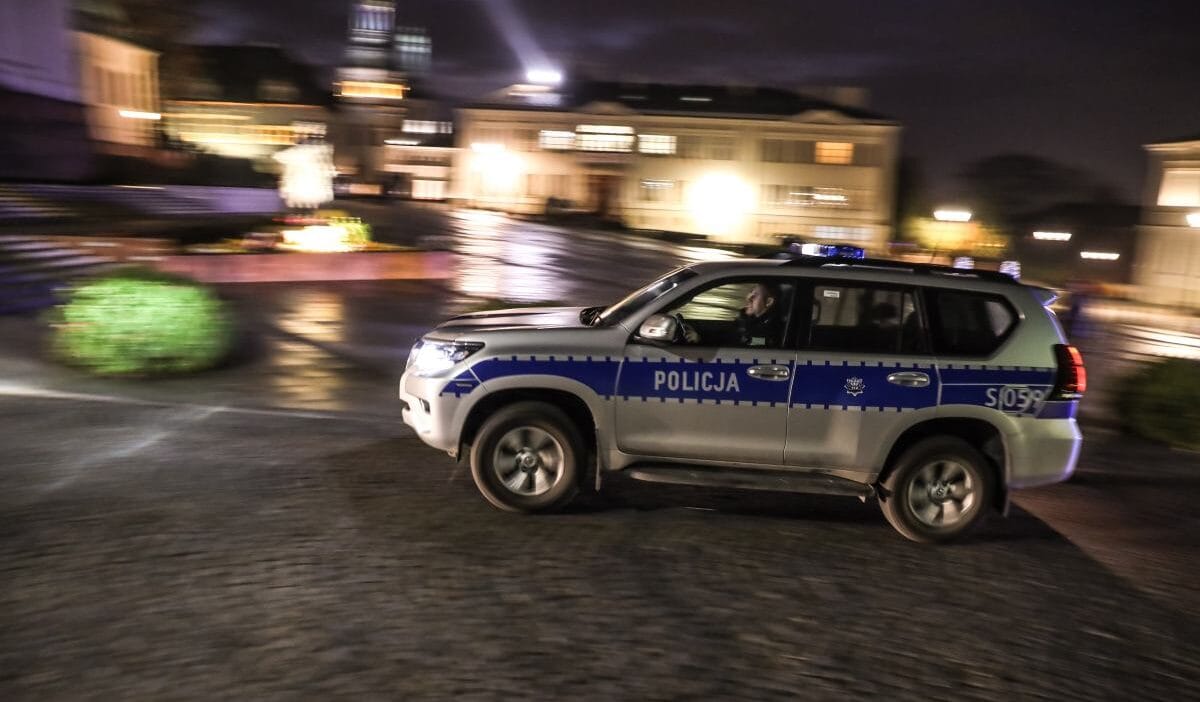 Varşova'da acımasız dayak. 18 yaşındaki genç ağır yaralı olarak hastaneye kaldırıldı. "hiçbir şey hatırlamıyor". 1 Varsova da acimasiz dayak 18 yasindaki genc agir yarali olarak hastaneye kaldirildi hicbir sey hatirlamiyor 8666