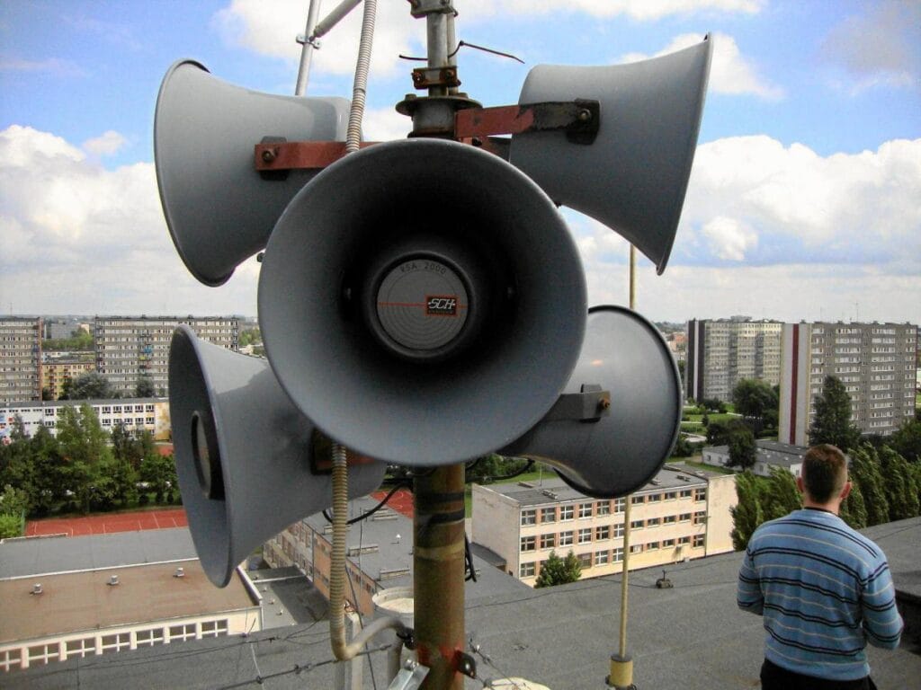 varsova da aniden alarm sirenleri calmaya basladi sebebini biliyoruz 9530