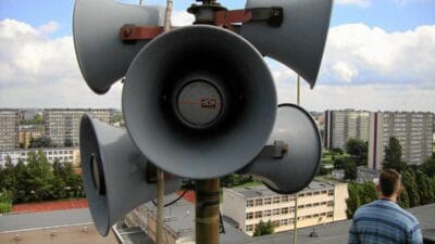 Varsova da aniden alarm sirenleri calmaya basladi sebebini biliyoruz 9530