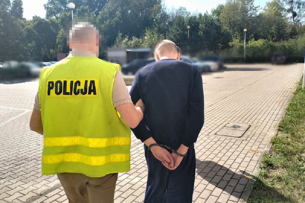 varsova da bir metro istasyonunda vahsice saldiri bir adamin kafasina tokmakla vurdu 14066