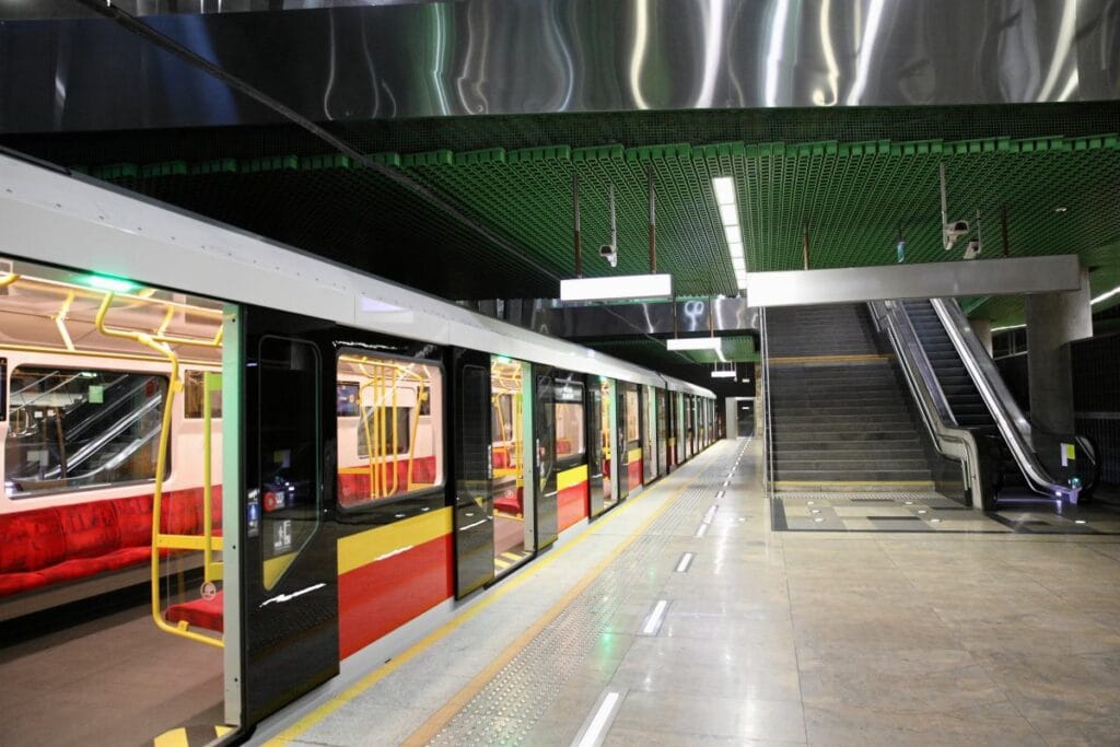 varsova da metro arizasi i stasyonun bir kismi kapatildi 10382