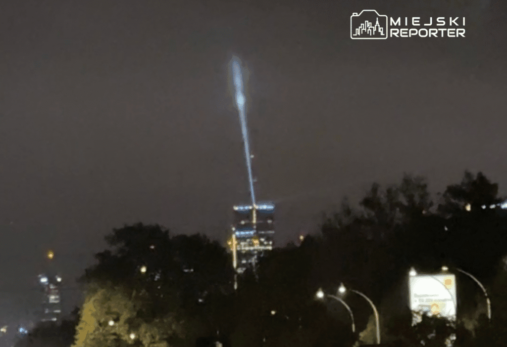 Varşova gökyüzünde güçlü flaşlar ve aydınlatma. Burası varso kulesi binası 1 Varsova gokyuzunde guclu flaslar ve aydinlatma burasi varso kulesi binasi 14210