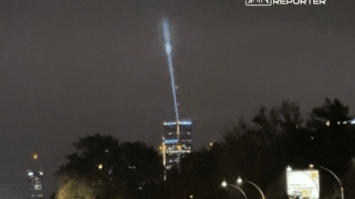 Varşova gökyüzünde güçlü flaşlar ve aydınlatma. Burası varso kulesi binası 3 Varsova gokyuzunde guclu flaslar ve aydinlatma burasi varso kulesi binasi 14210