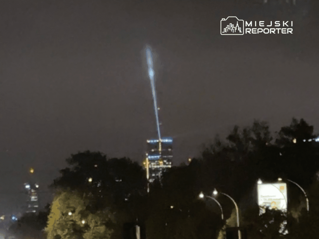 varsova gokyuzunde guclu flaslar ve aydinlatma burasi varso kulesi binasi 14210