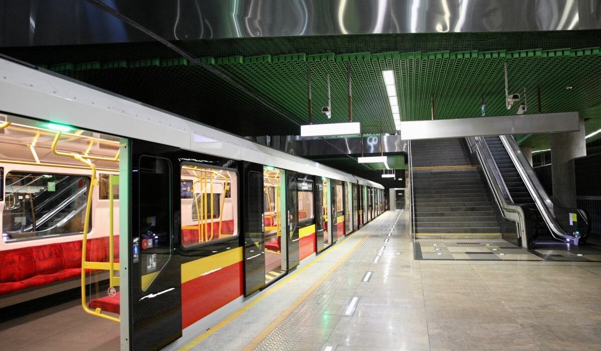 Varsova metroda olumcul kaza i stasyonun bir kismi kapatildi 10388