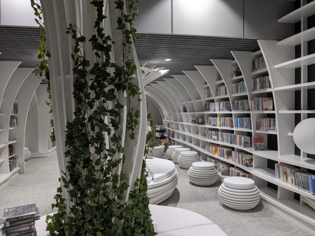 varsova metrosundaki ilk kutuphane kondratowicza caddesi ndeki metroteka nin acilisi 8738