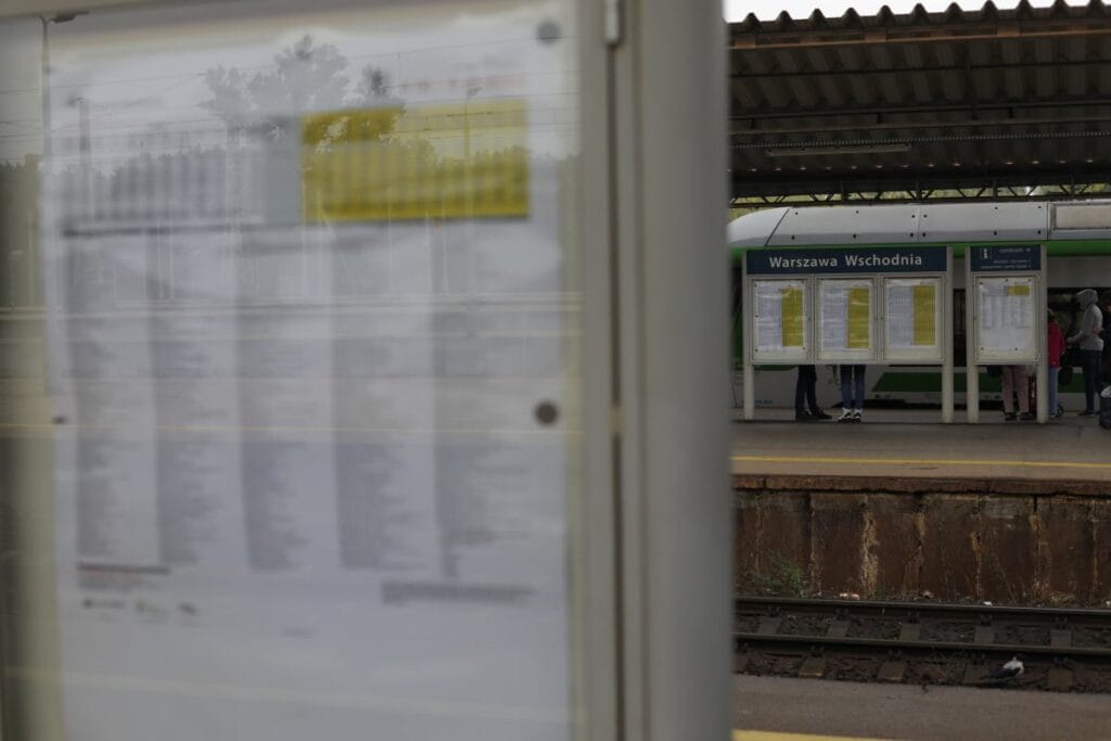 varsova tren istasyonu gece boyunca bosaltildi ulusal i tfaiye teskilati olay yerinde pkp bir duyuru yayinladi 12369