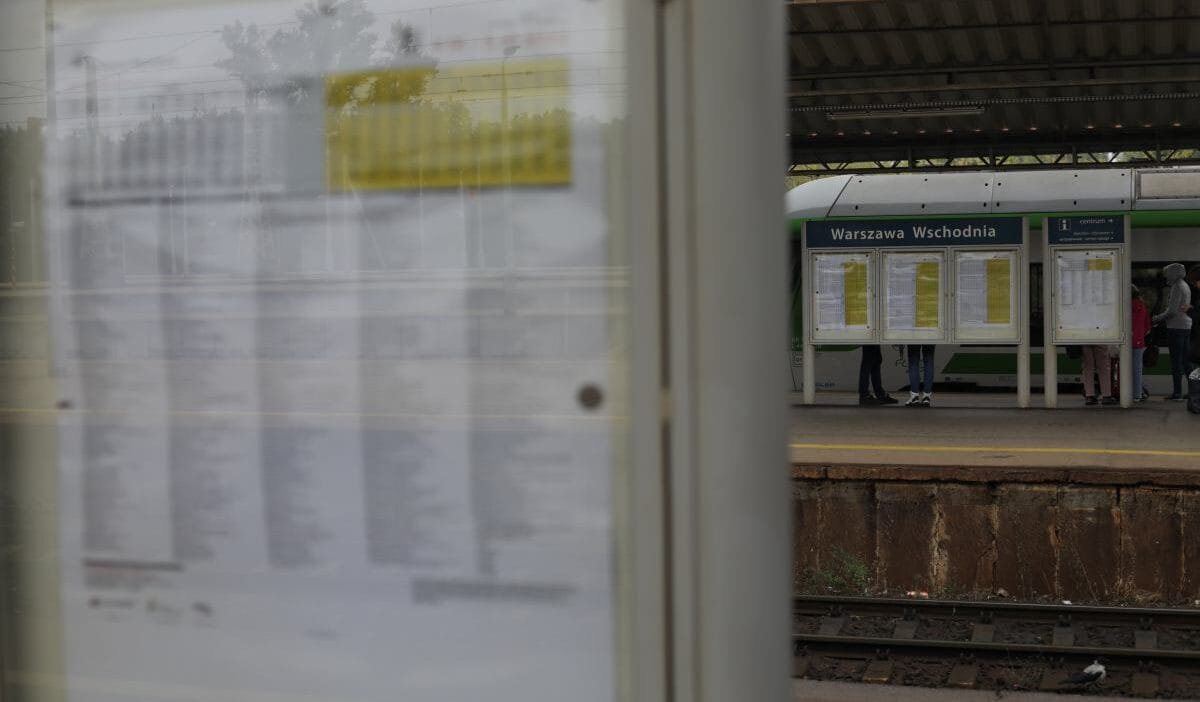 Varsova tren istasyonu gece boyunca bosaltildi ulusal i tfaiye teskilati olay yerinde pkp bir duyuru yayinladi 12369