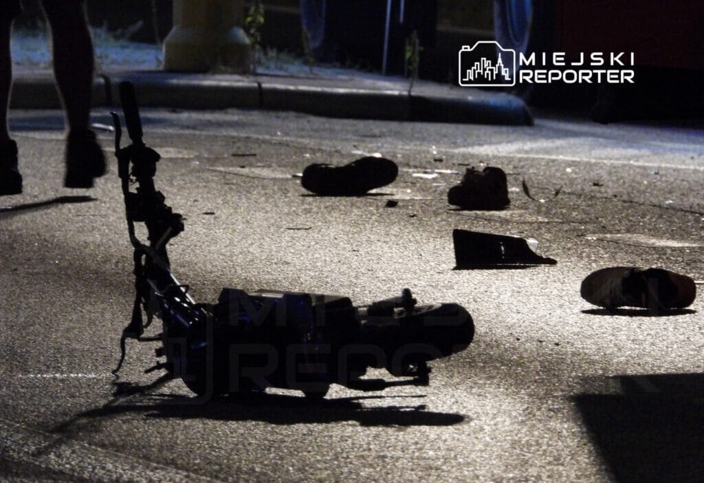 Varsova yakinlarinda bir kamyonla kafa kafaya carpisan elektrikli scooter kullanan iki kisi hayatini kaybetti 8486