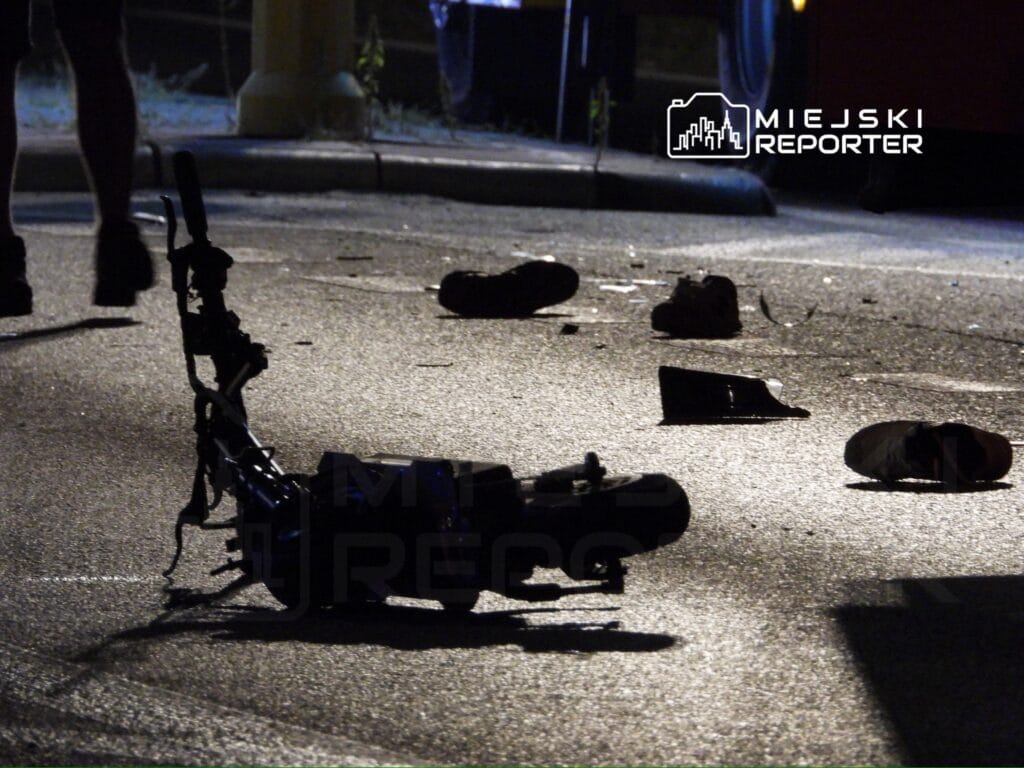 varsova yakinlarinda bir kamyonla kafa kafaya carpisan elektrikli scooter kullanan iki kisi hayatini kaybetti 8486