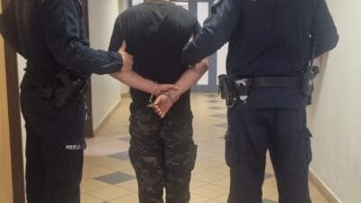 Varşova yakınlarında sarhoş bir sürücü kovalanıyor. Adam kovalamaca sırasında bir polis memuruna çarptı 3 Varsova yakinlarinda sarhos bir surucu kovalaniyor adam kovalamaca sirasinda bir polis memuruna carpti 13556