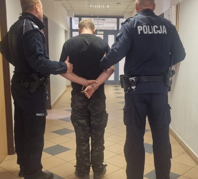 Varşova yakınlarında sarhoş bir sürücü kovalanıyor. Adam kovalamaca sırasında bir polis memuruna çarptı 1 Varsova yakinlarinda sarhos bir surucu kovalaniyor adam kovalamaca sirasinda bir polis memuruna carpti 13556