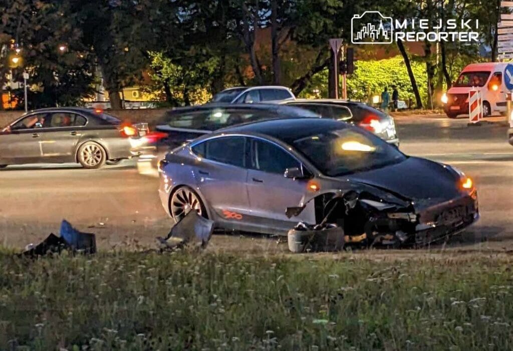 Varşova yakınlarında tesla ile insan taşıyıcı çarpıştı 1 Varsova yakinlarinda tesla ile insan tasiyici carpisti 10881