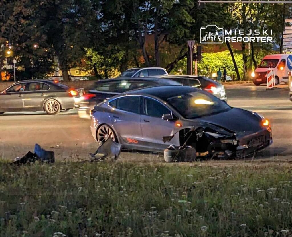 varsova yakinlarinda tesla ile insan tasiyici carpisti 10881