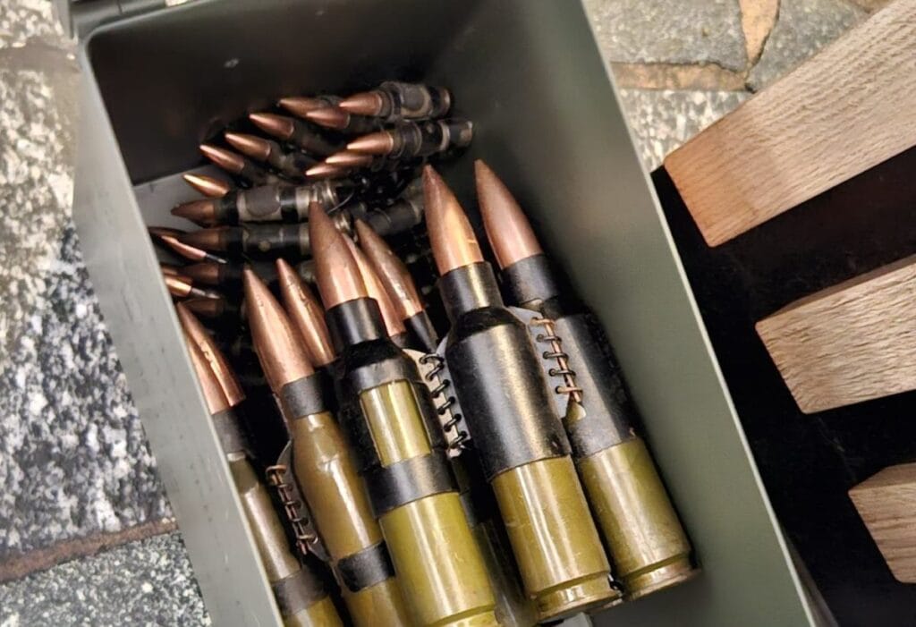 w adys awowo da tahliye bir restoranda bir kutu muhimmat bulundu 9434