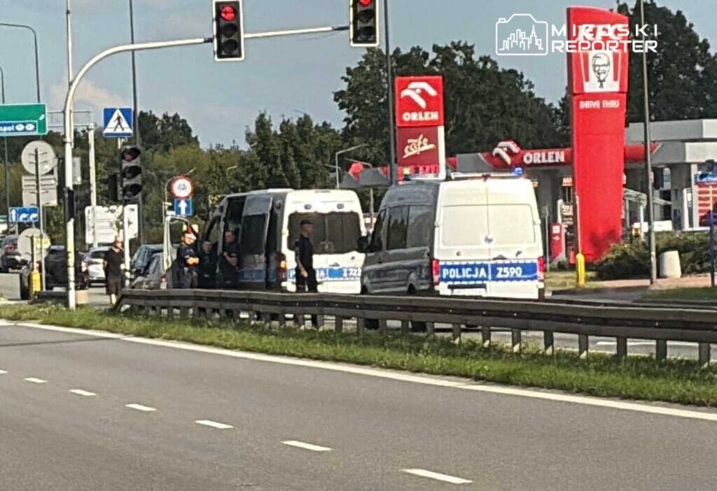 Wesola'da bir polis minibüsü ile çarpıştı. Polis otobüsü bir honda'ya çarptı 1 Wesola da bir polis minibusu ile carpisti polis otobusu bir honda ya carpti 10358