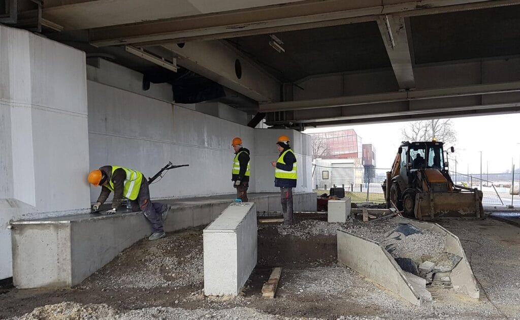 Świętokrzyski köprüsü altındaki kaykay parkında genç bir bisikletçinin geçirdiği dramatik kaza 1 Wi tokrzyski koprusu altindaki kaykay parkinda genc bir bisikletcinin gecirdigi dramatik kaza 9935