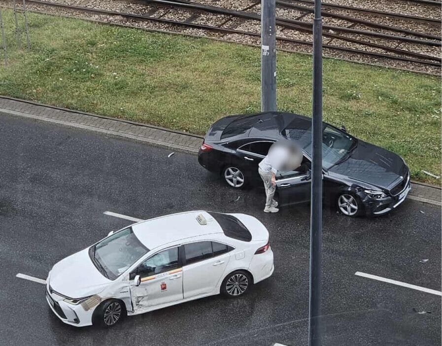 Wola'da iki araç çarpıştı. Üç şerit trafiğe kapatıldı 1 Wola da iki arac carpisti uc serit trafige kapatildi 8894