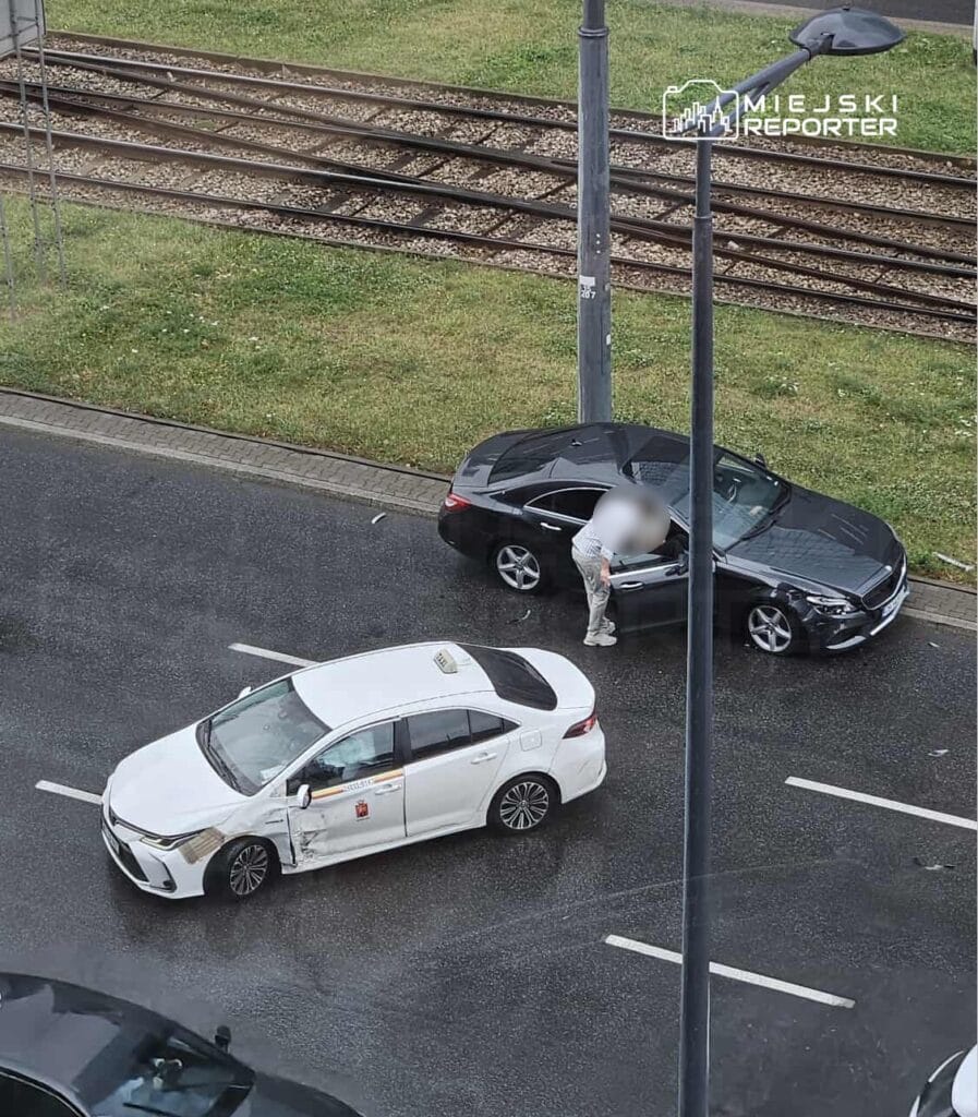 wola da iki arac carpisti uc serit trafige kapatildi 8894