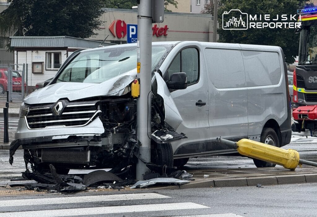Wola'da üç araç çarpıştı. Otobüs direğe çarptı 1 Wola da uc arac carpisti otobus direge carpti 8825