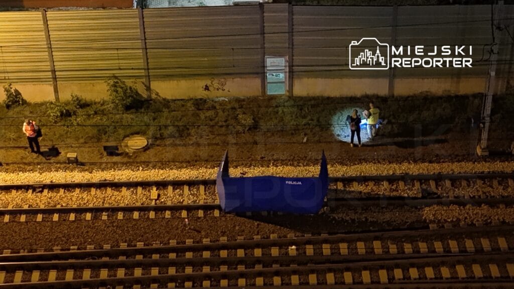 Wolomin de trenin carptigi bir adam hayatini kaybetti ekipler olay yerinde calisiyor 10839