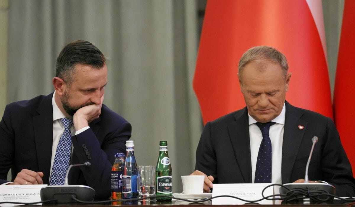 Yeni anket koalisyon ortaklari icin yeni sorunlar tusk neredeyse tek basina sejm de sadece dort parti var 9170