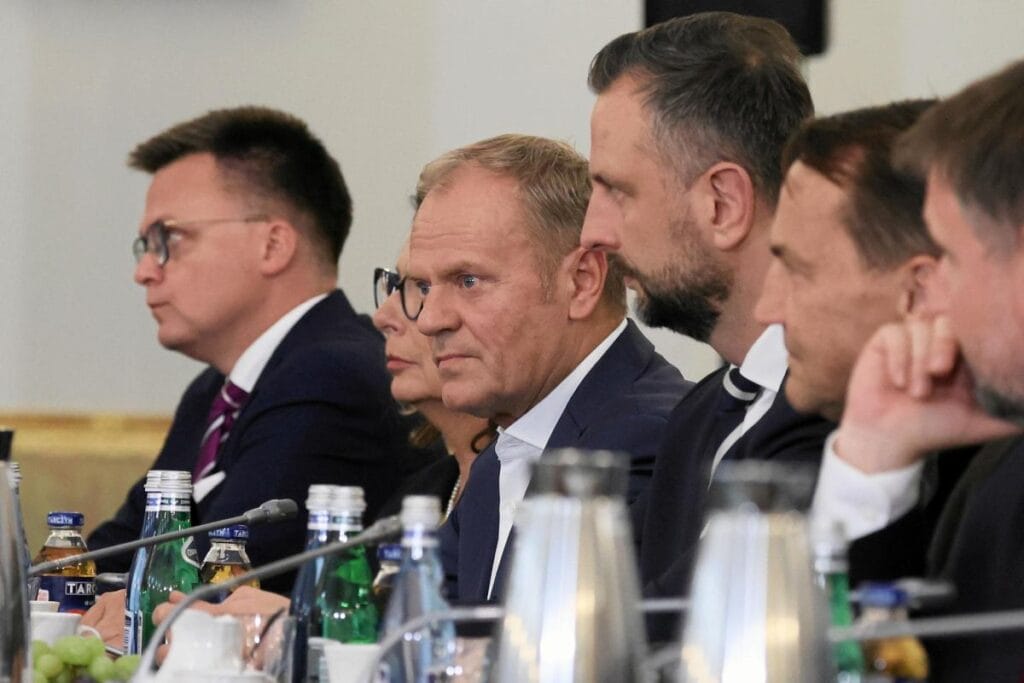 yeni ankette iki surpriz lider degisikligi ve bir koalisyon ortaginin sejm e geri donmesi 10689