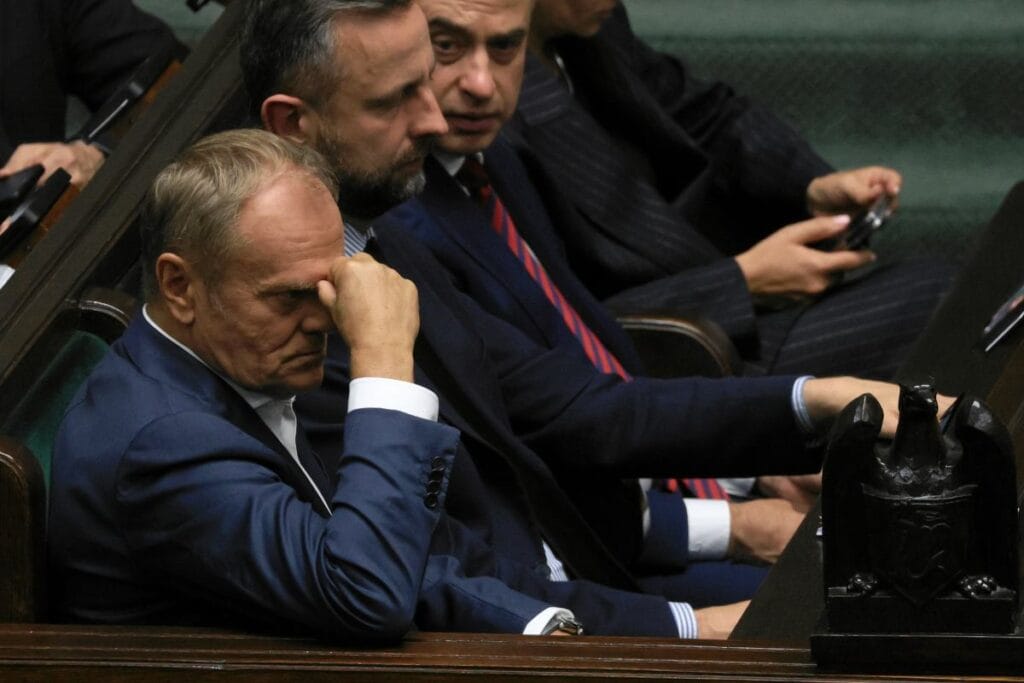 yeni cbos anketi tusk hukumeti simdiye kadarki en dusuk destekci oranina sahip 13397
