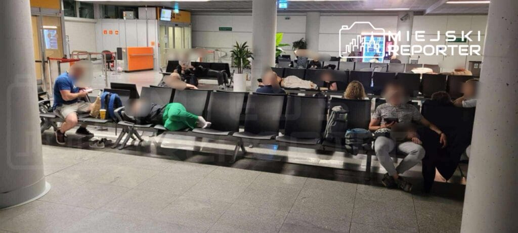 Yolcular chopin havalimanı'nda mahsur kaldı. Uçuşları için şimdiden 14 saat bekliyorlar. Kendilerine otel tahsis edilmediği için banklarda uyuyorlar. 1 Yolcular chopin havalimani nda mahsur kaldi ucuslari icin simdiden 14 saat bekliyorlar kendilerine otel tahsis edilmedigi icin banklarda uyuyorlar 12778