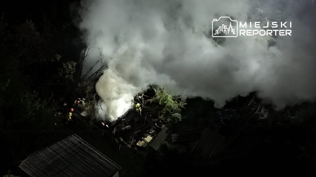 Ząbki'deki rod arazilerinde gece yangını. Tanık: sanki bir tür mermiden çıkmış gibi büyük bir ateşin yukarı doğru fırladığını gördüm 1 Z bki deki rod arazilerinde gece yangini tanik sanki bir tur mermiden cikmis gibi buyuk bir atesin yukari dogru firladigini gordum 8287
