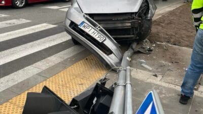 Zawiszy meydanı'nda felç. Sürücü trafik ışıklarına daldı. Trafik ışıkları çalışmıyor 2 Zawiszy meydani nda felc surucu trafik isiklarina daldi trafik isiklari calismiyor 13895