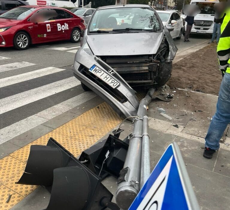 Zawiszy meydani nda felc surucu trafik isiklarina daldi trafik isiklari calismiyor 13895