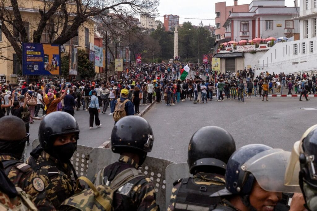 zetas madagaskar da hukumetin istifasina yol acti son yillarin en buyuk protestolari 14207